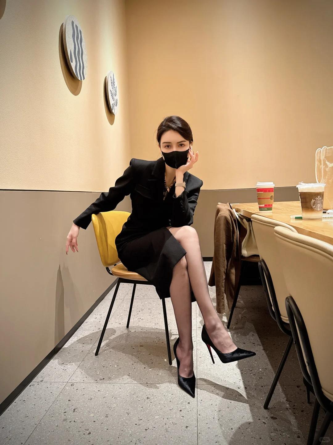 都市女郎的咖啡时光，黑西装搭配红高跟鞋，尽显优雅与时尚。