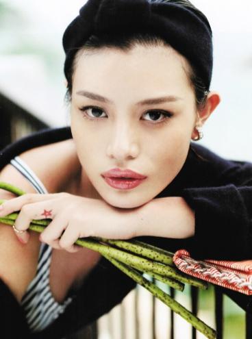 葛荟婕18岁生下女儿后就离开，如今女儿已成年，她却在直播里红着眼眶说：“孩子大了