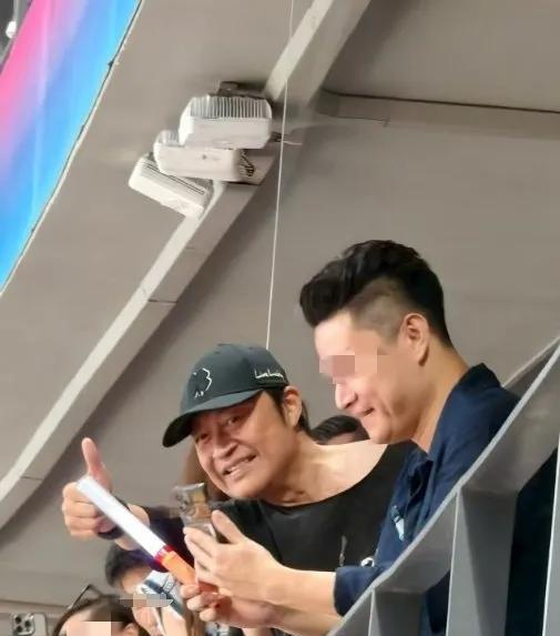 谢霆锋演唱会，还以为李亚鹏去了[笑着哭]没想到是小马哥，