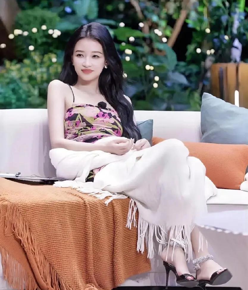 这么看，孙怡真不是恋爱脑，听她这么说，网友都觉得还挺合理。她说:“年轻时嫁给董