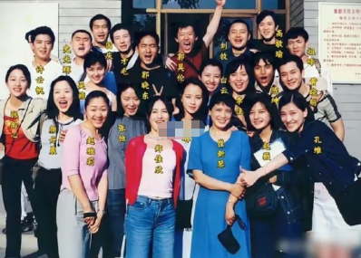 我去，黄晓明年轻时竟然长这样，这颜值逆天了，连同班同学都是神颜的存在​​​