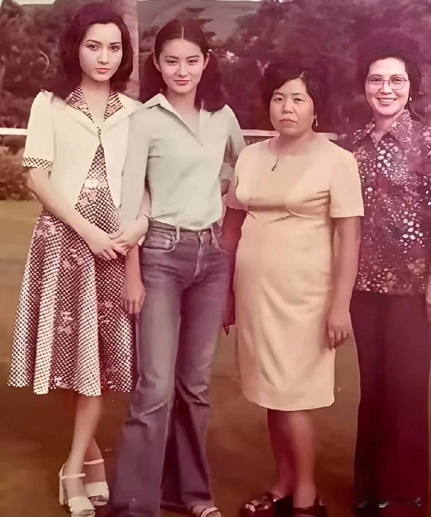 50多年前的老照片左边的两位美女是谁呢？