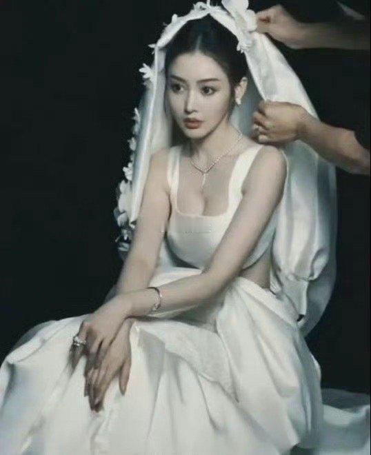 她如果在香港的黄金期出道，应该不输关之琳，李嘉欣吧，可惜不在那个年代​​​