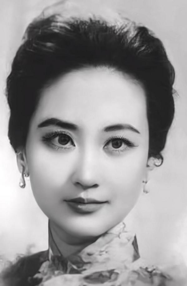 1950年,孙立人和秘书黄正就快要捅破那层窗户纸,抱得美人归了,但蒋经国知道后竟