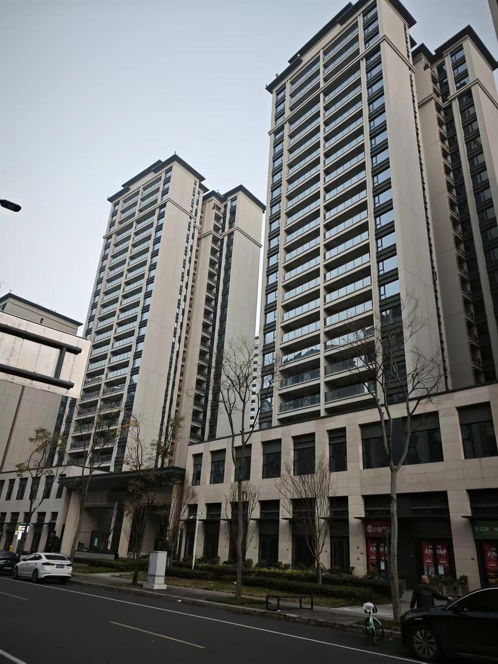 房价开始降了，真正着急的反而不是房东。中介小王蹲在店门口的台阶上抽着烟，这个月又