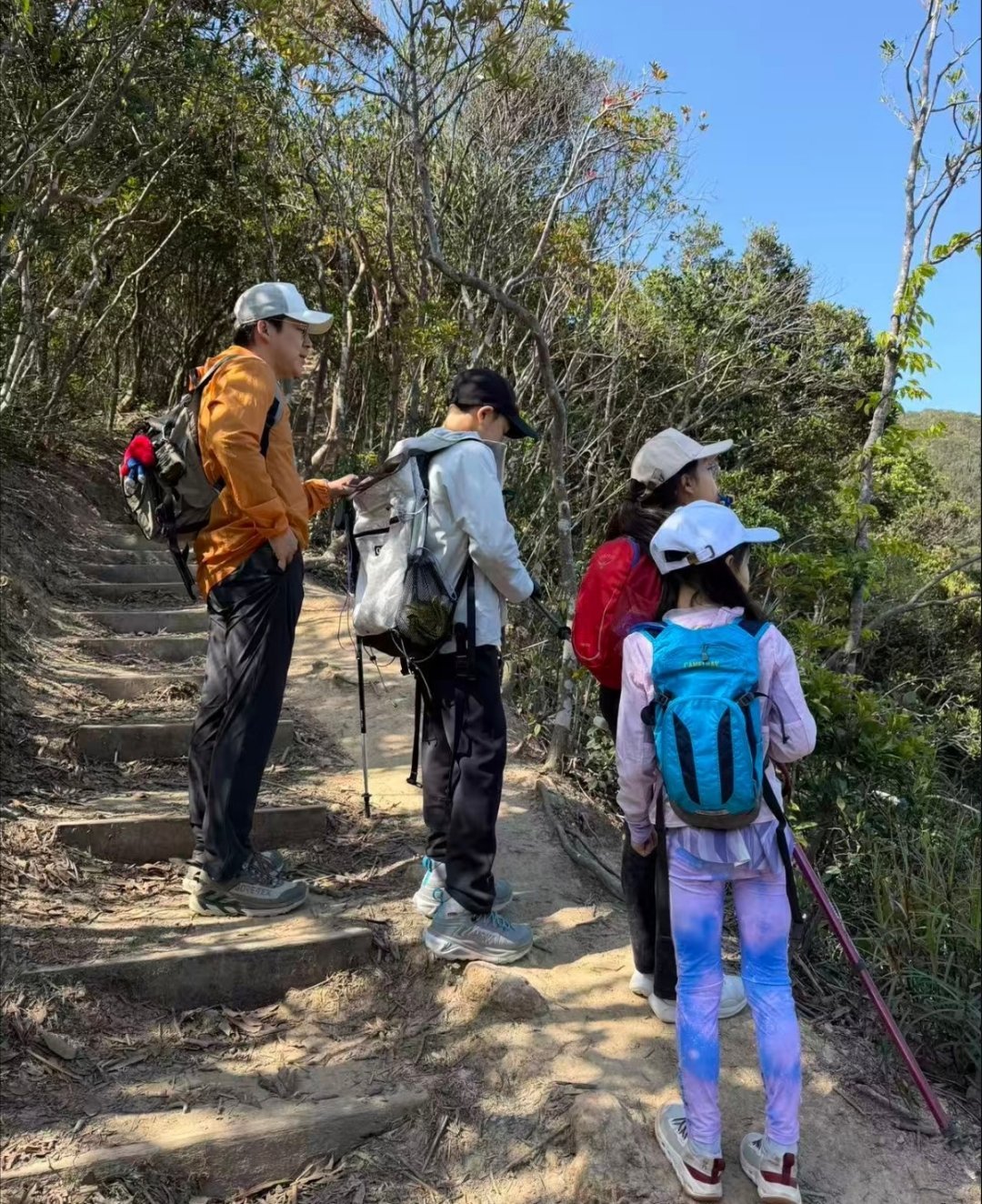 家庭日，郭晶晶和霍启刚昨日带着三个孩子在香港爬山。