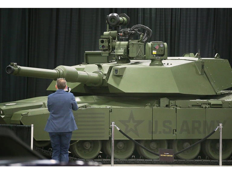 M1E3坦克的炮塔顶部保留了一个人员进出舱口，用于炮塔日常维护用途和方便坦克日常