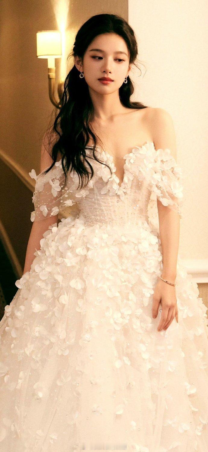 张婧仪梦幻白纱美人​​​