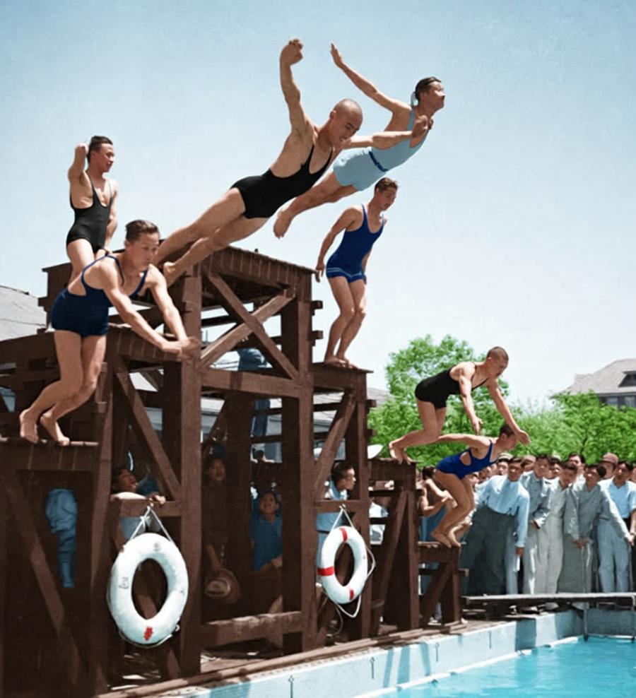 1933年，同济大学学生跳水活动，木质跳台旁热闹非凡，多位学生身着泳衣，有的在跳