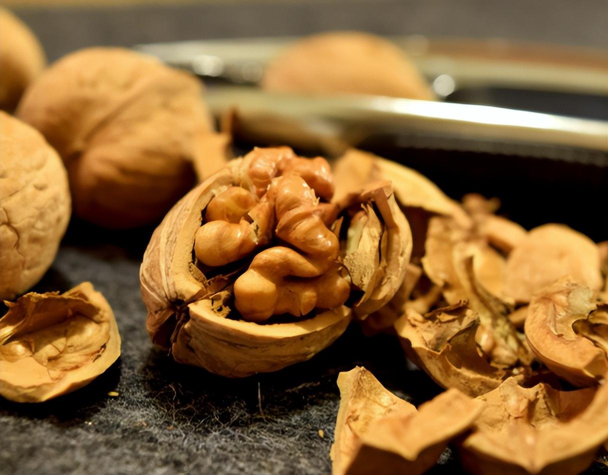 核桃不能随便吃？医生：这6类人平时尽量少食用，建议早了解把核桃当成“补脑”的