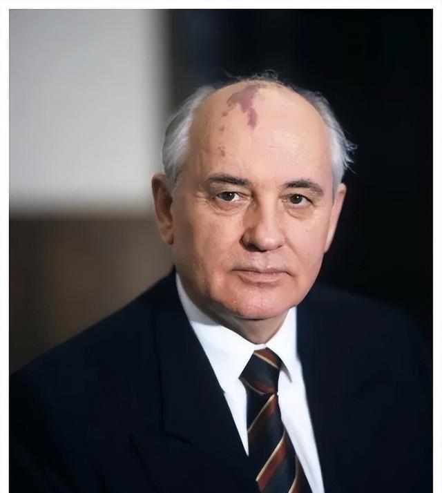 1991年12月25日，戈尔巴乔夫宣布苏联解体米哈伊尔·戈尔巴乔夫1931年3