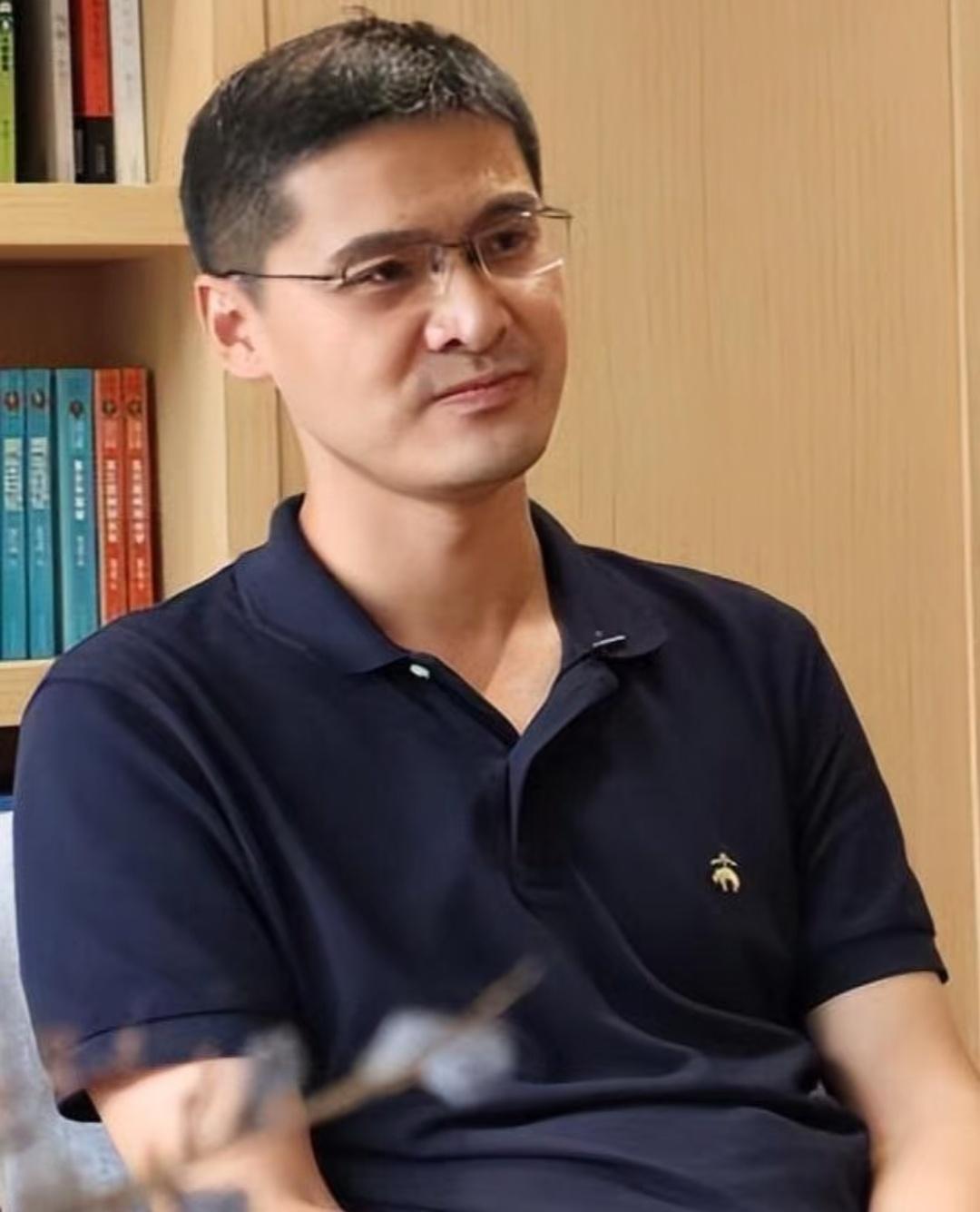 竟还有这事！1999年，23岁的罗翔从中南财经政法大学毕业，满怀热血给湖南经视投