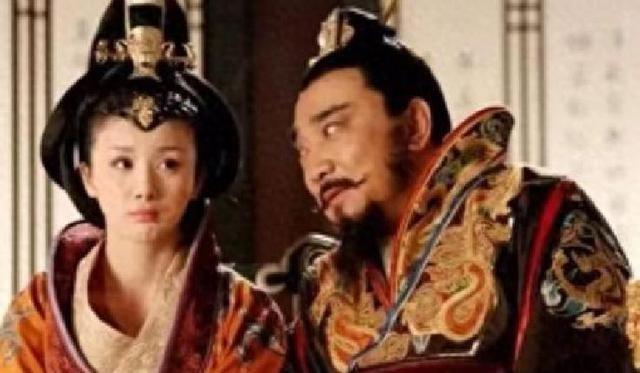 公元912年，朱温正搂着儿媳妇王氏睡觉，儿子朱友珪带兵闯入。朱温大吼：“大胆逆子