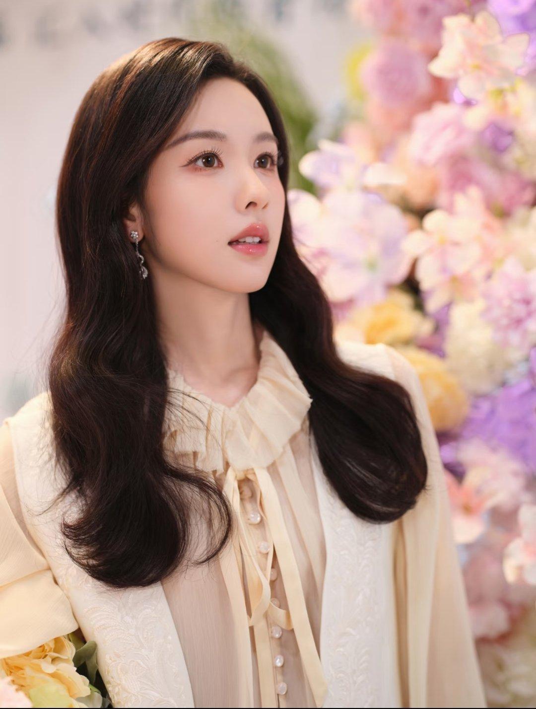 陈都灵的一组日常～“🎨被青春和鲜花包围着很幸福的一次录制🥰”