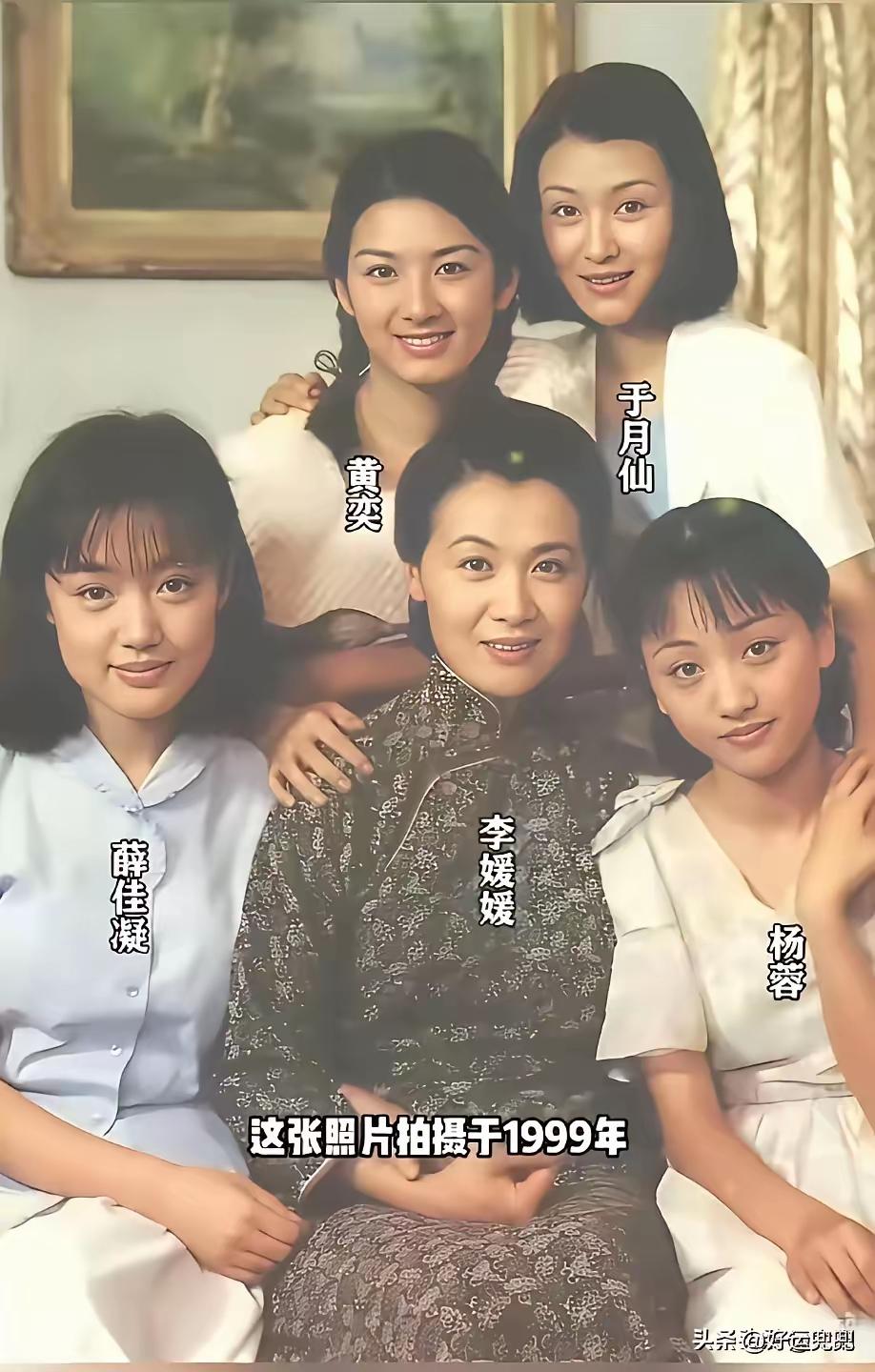 其实黄奕的颜值十分抗打，我从前很喜欢她，还有她和张庭。然而如今这两位女星，好似被