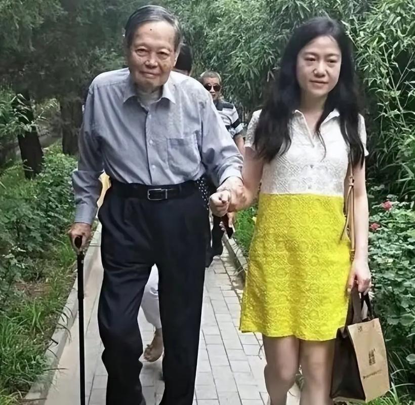 翁帆还是被杨振宁熬成了奶奶级别的人。杨振宁还是和以前一样拉着翁帆的手，两个人看着