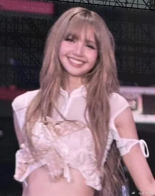 Lisa不愧是泰国血统，隔壁jisoo已经满头大汗了，她竟然都不出汗BLACK