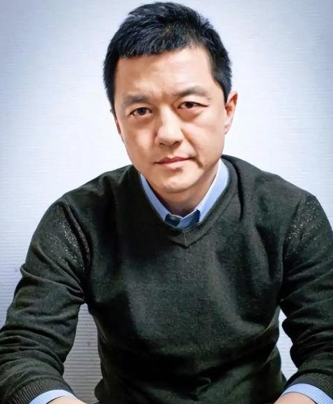 李亚鹏直播哭了，自爆十年前跟黄晓明借钱，黄晓明只回了四个字，至今再也没提过。