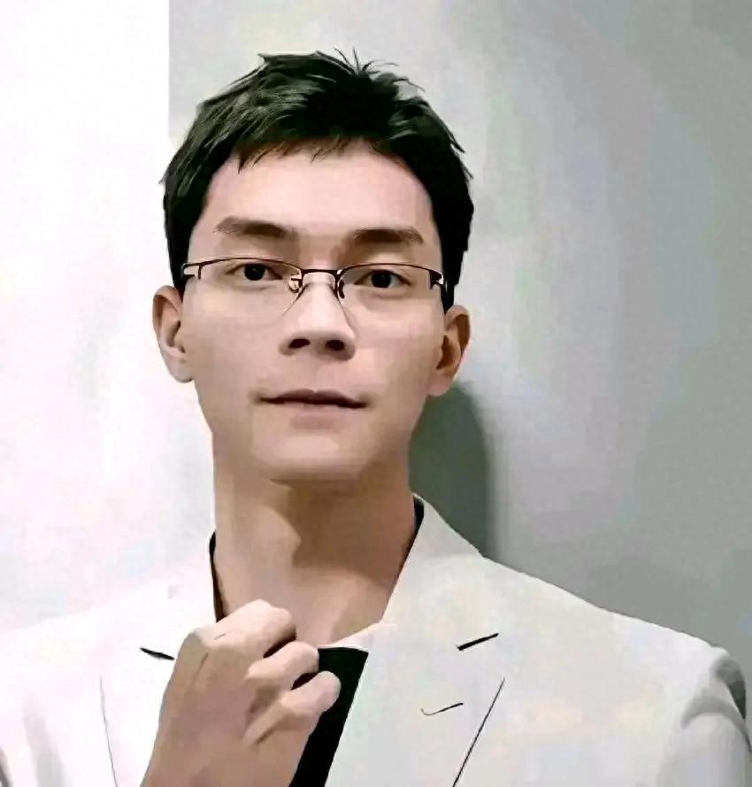 有点意外，唐尚珺英语四级仅得442分，刚刚过及格线一点点，仅超过了20%比例