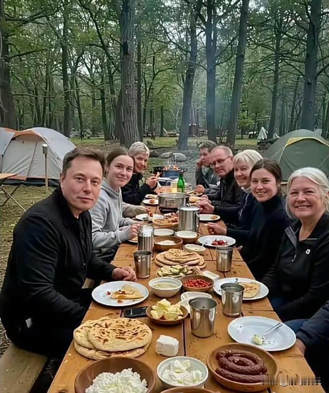 有钱人凑一块儿吃饭，看着挺像样，可惜桌上蔬菜少了点。