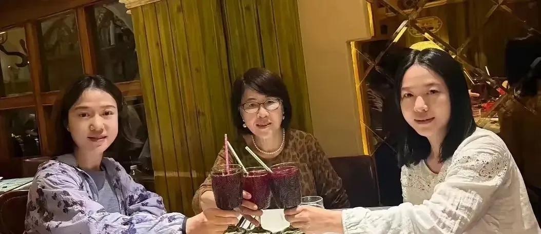 翁帆如今的保养是真的不差的，跟姐姐的女儿，也就是侄女在阿克苏一起吃饭的合影，让人