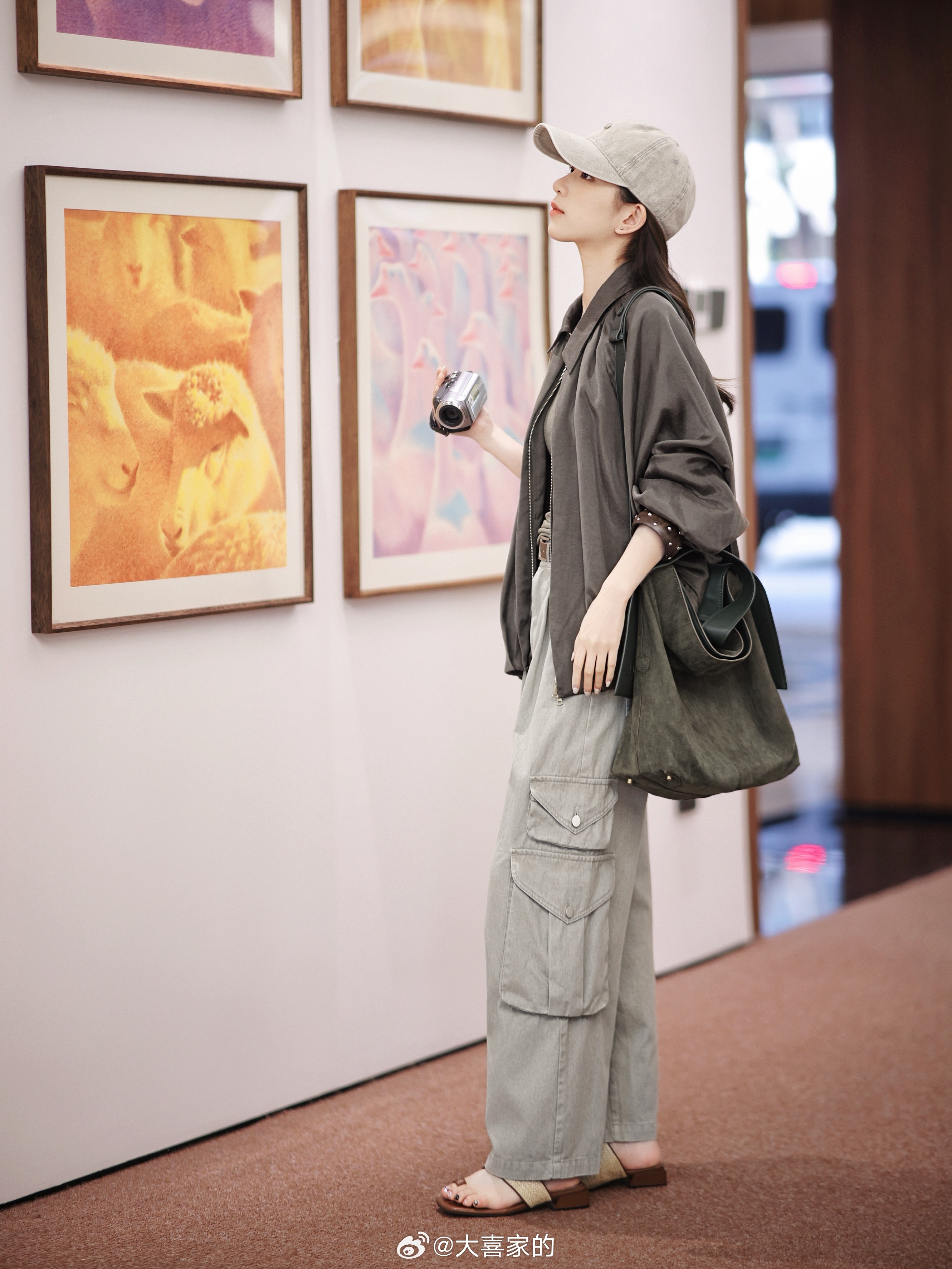 新朋友“浮世绘外套”报道！贵贵的光泽，轻盈的线条显白的橄榄绿！好看哭啊啊