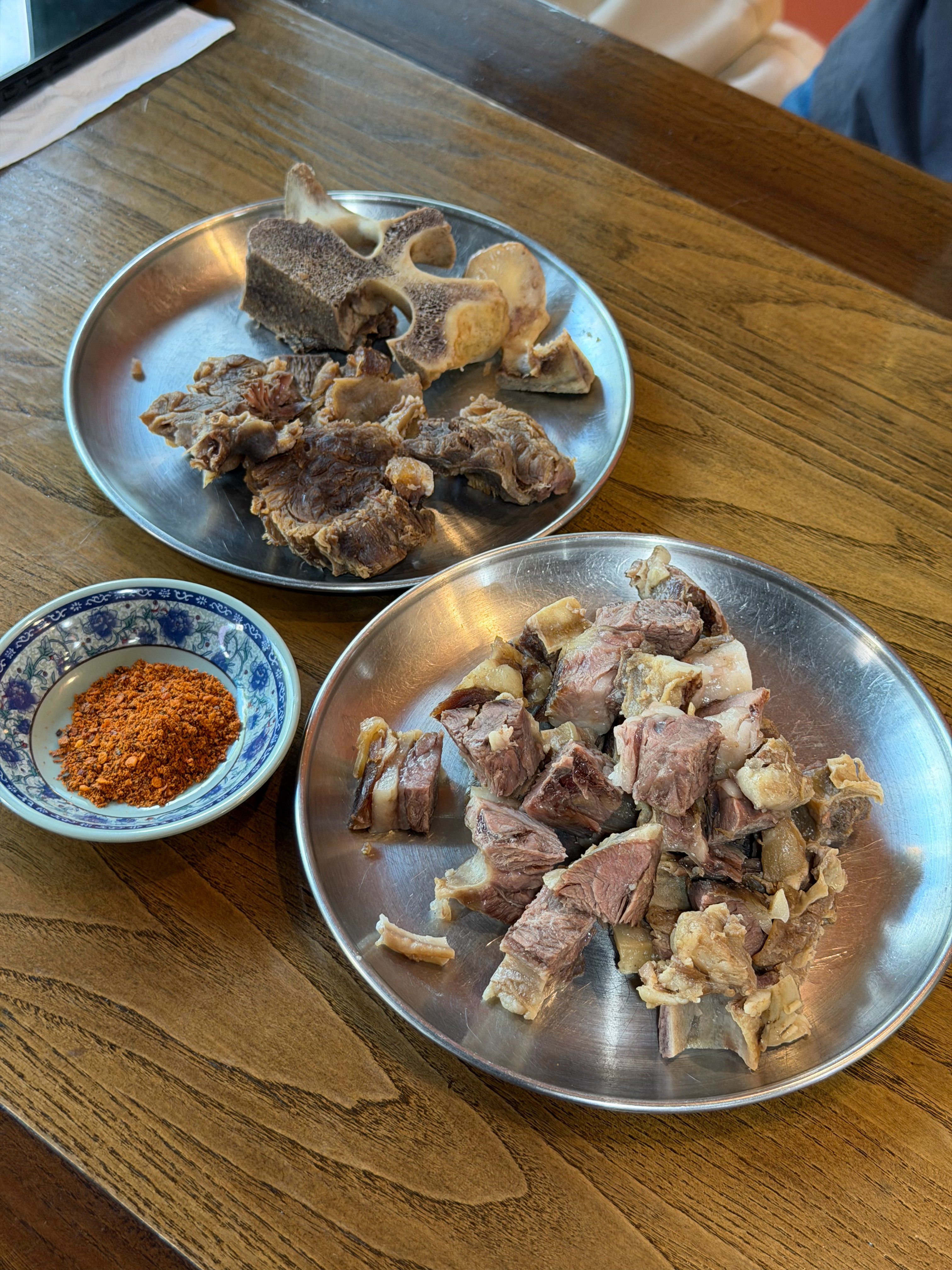 健完身之后最重要的一件事，必须是牛肉吃到饱，顺便再补点蔬菜和碳水，你的身体会感谢