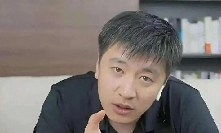 张雪峰走后5个月，被河南烧烤老板撞脸，却因AI造假被扒个底朝天张雪峰离开五个