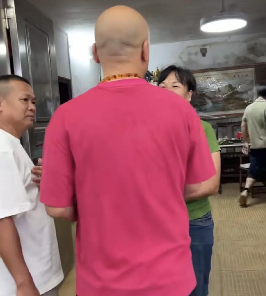 去全红婵家做客，全爸全妈用七道菜暖到心底，白切鸡烧猪手摆上桌广东台主持人卢俊宇