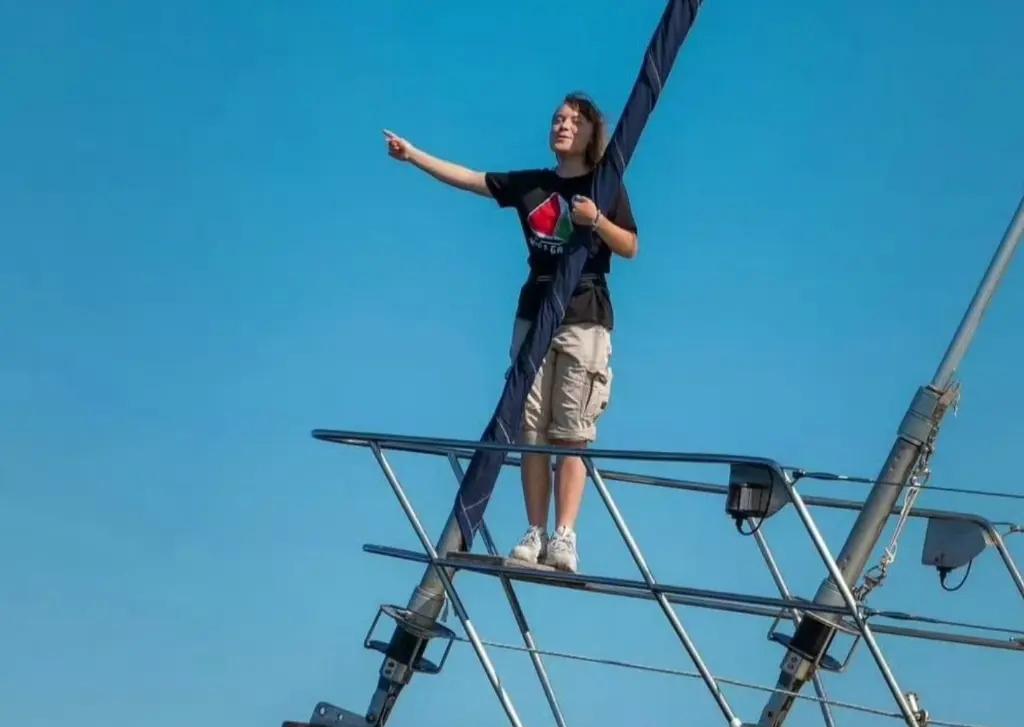 环保少女只不过为了刷流量。她可以从埃及那边到加沙，可为什么她不去呢？为啥非要从以