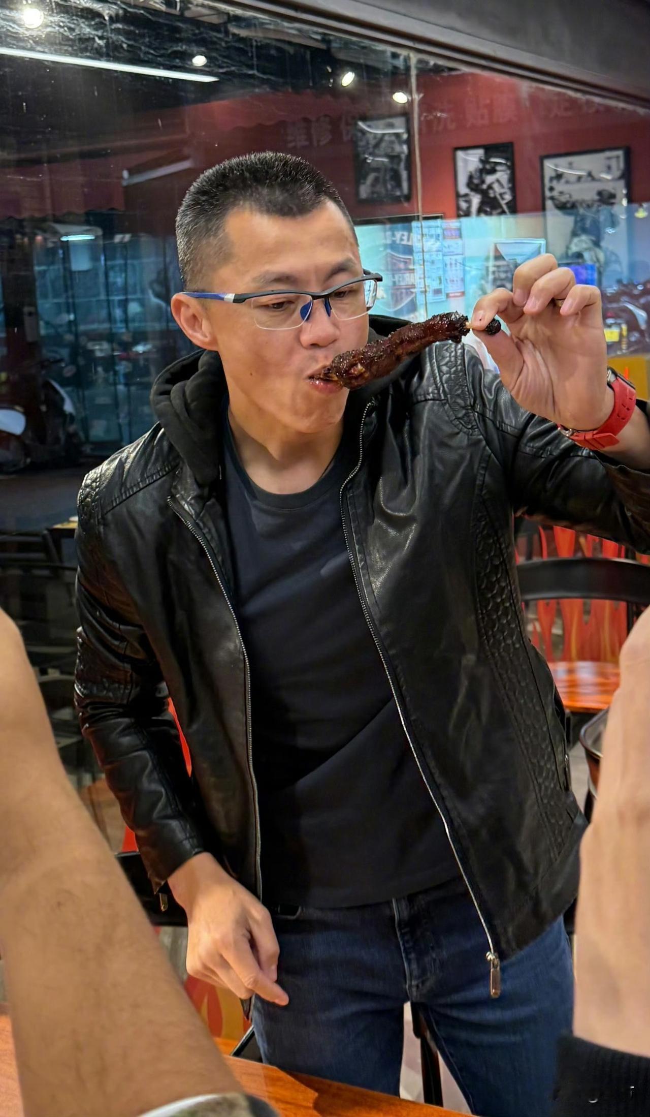 陈震:我又眼大肚子小，这你你受得了吗！今天晚上，陈震拿着一根大大的烤肉，