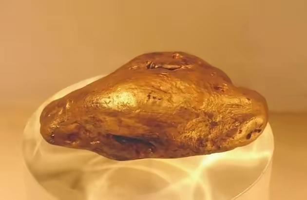 1988年，河南三门峡，农民张占鳌，赤脚在小河里摸鱼虾，忽然，河底沙滩上，传出一