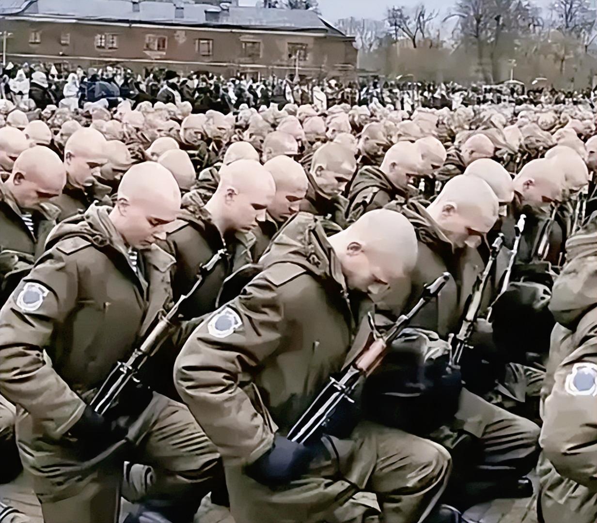 很多人应该想不到俄乌战场现在疯到什么程度，据俄媒报道乌克兰的监狱都快被搬空了，不