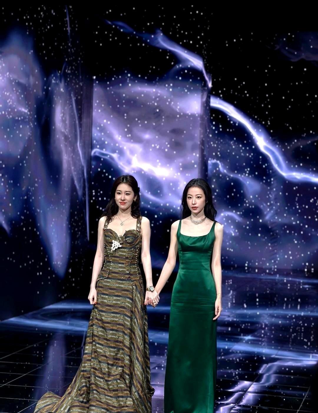 我看了十年红毯，第一次被两个女人的“牵手”震住。一个是张碧晨，条纹金属裙像流动