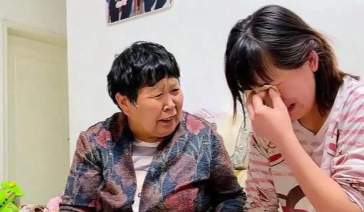 我儿子出生的时候，我爸妈给我拿了2万块钱，我想都没想就收下了，我公婆给我拿了50