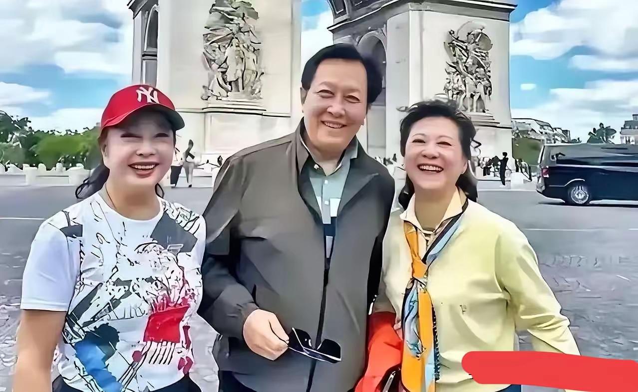左一刘晓庆，最中间这位是唐国强，另外一个人是谁？他们三位站在一起就像是姐弟俩似