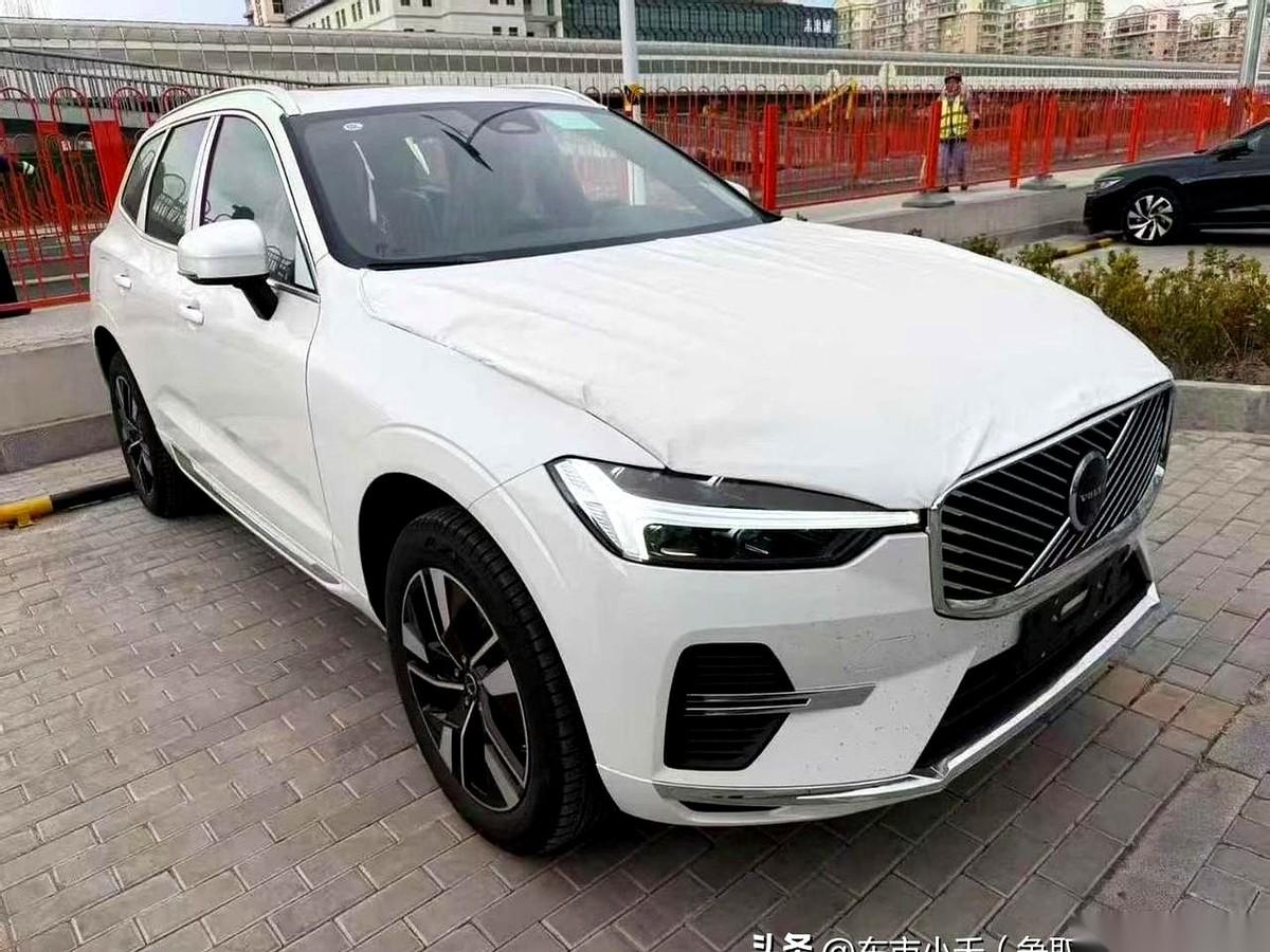 沃尔沃的4S店，最近门口的停车位都紧张了。一台高配S90，销售单子拿过来，手指