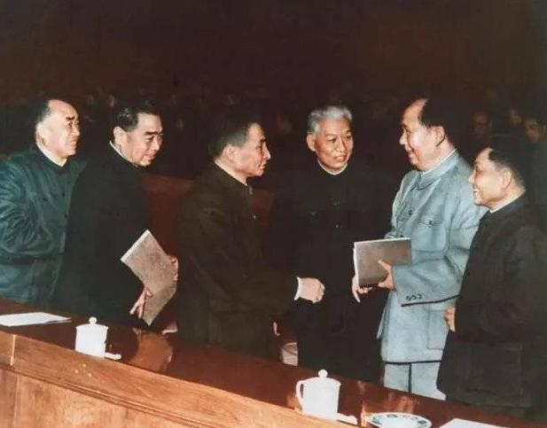 1945年6月19日，延安，杨家岭。这一天，中共七届一中全会选出五个人。