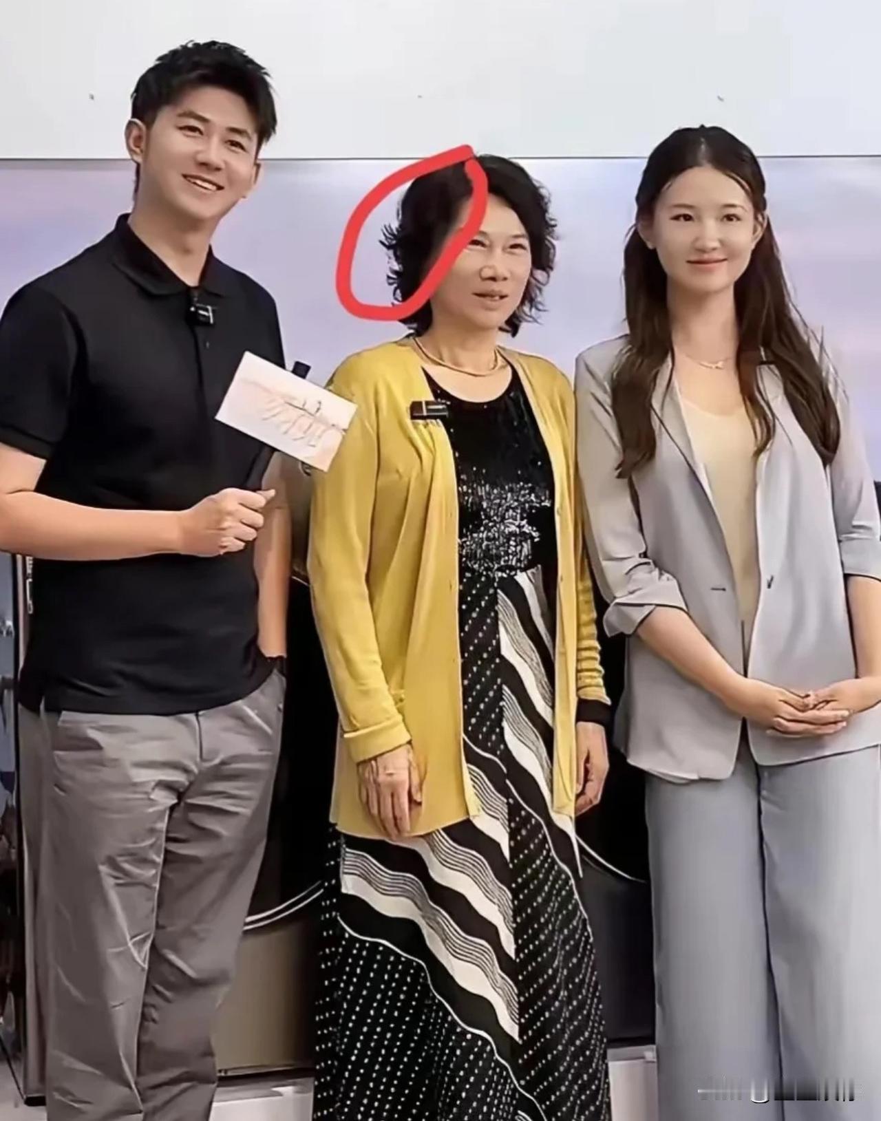 71岁的董明珠甚至连白头发都没有，这精气神也是没谁了。企业家首先就得身体好，精力