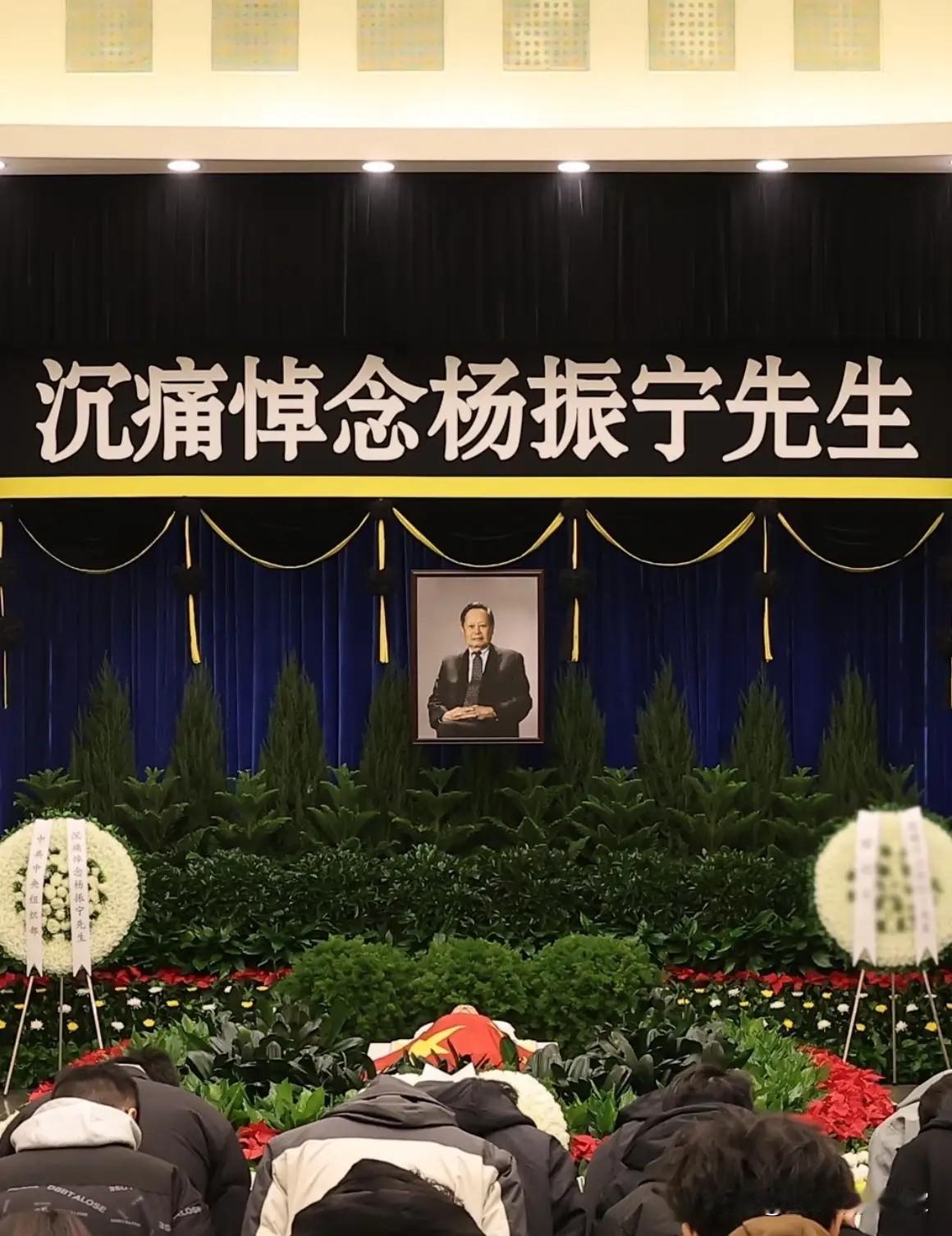 八宝山殡仪馆外,杨振宁先生的告别仪式现场。一张照片,令人瞬间动容——翁帆女士一
