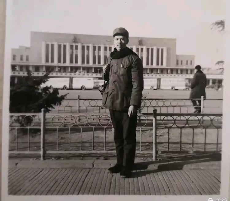 【老照片】1978年12月，一位上海知青返城时，在大连火车站的留影。这位知青1