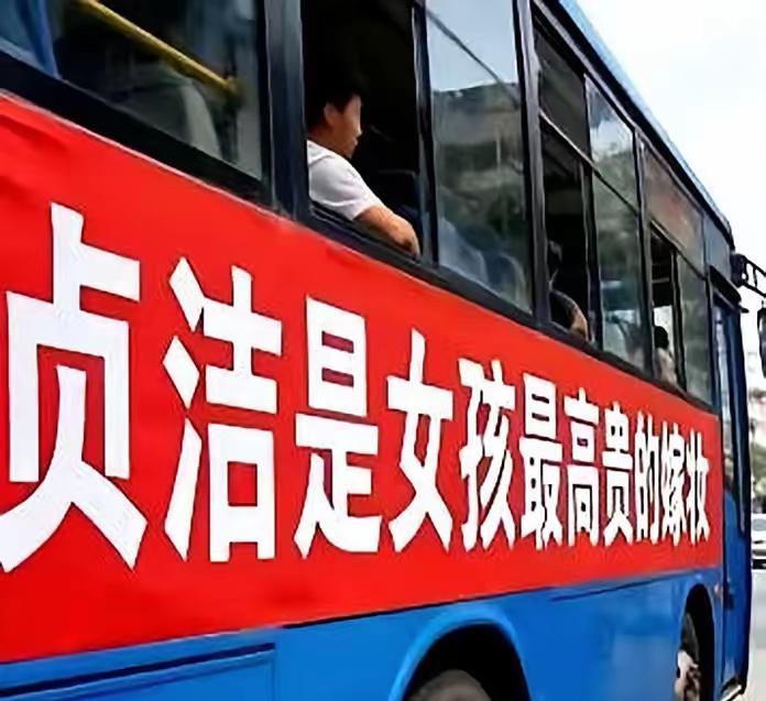 最近网上两件热度极高的事，摆在一起对比，真的让人越看越心寒，越想越觉得离谱。