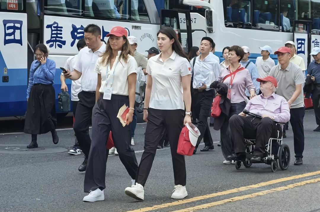 今天去参加阅兵观礼的运动员们。还是不少的。能叫出名字来吗？做为优秀的运动