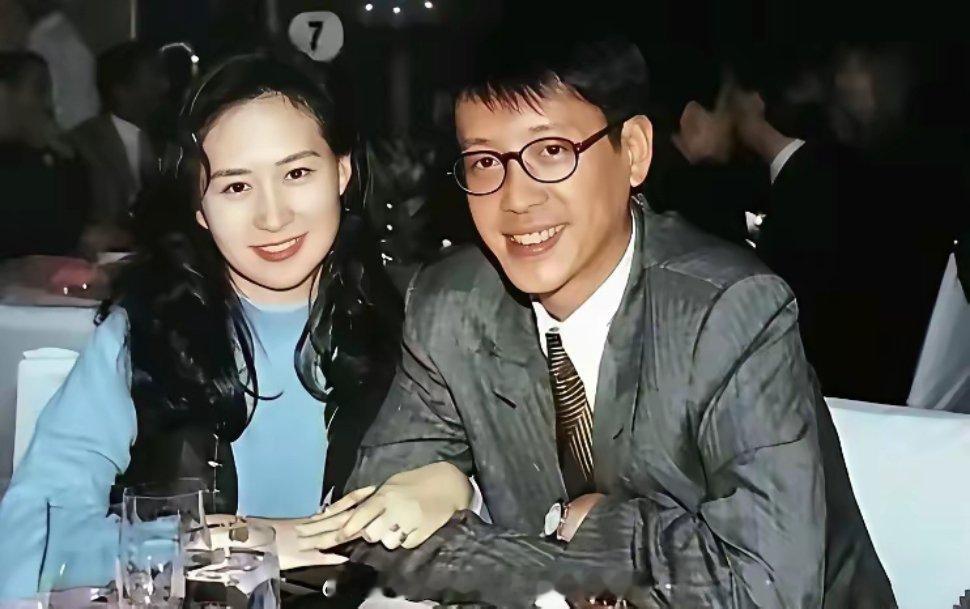 许晋亨爱不爱何超琼不知道，但是何超琼应该真的爱过许晋亨，许晋亨他一定爱李嘉欣。看这两张照片，何超琼主