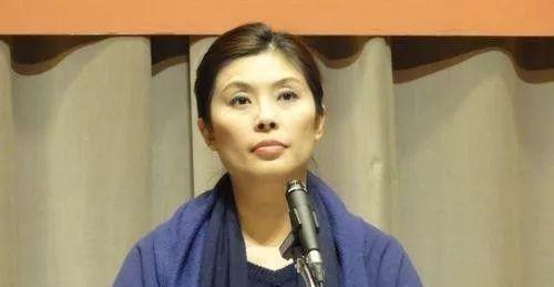 郑丽文现在大概挺后悔的，后悔什么？她后悔的不是加入国民党，也不是竞选主席时缴纳的