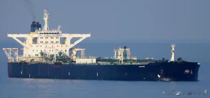 美军的“海盗旗”，这次直接撞上了钢铁墙！美国海岸警卫队的突击艇，试图强行逼停满载