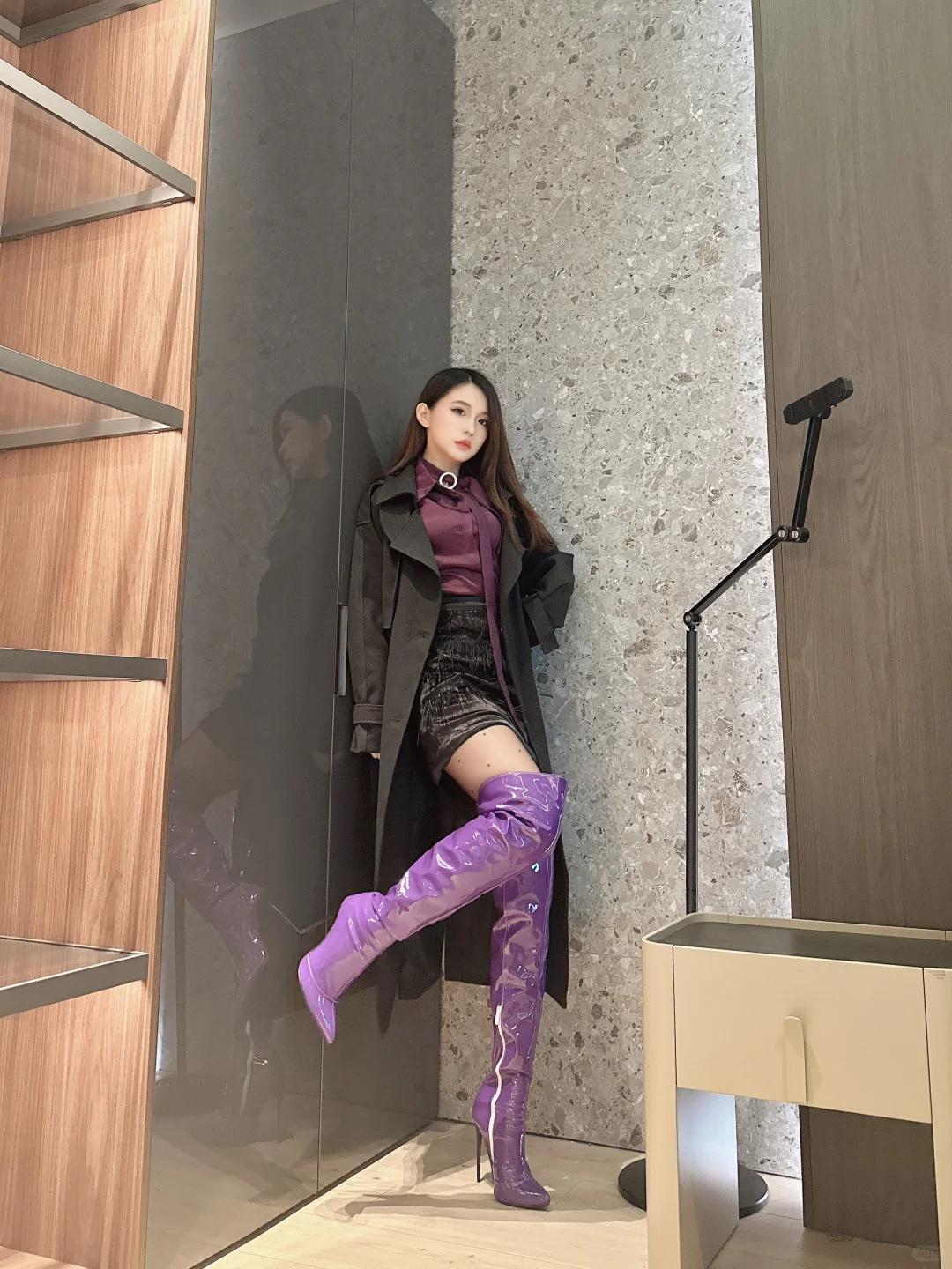 紫色长靴加大衣紫色高跟穿搭紫色高跟鞋穿搭长靴搭配紫色系高跟鞋棕色长靴紫
