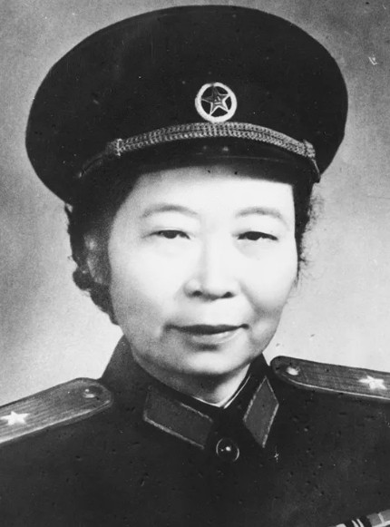 1955年，开国女将军李贞回乡探亲，遇到了打骂她的第一任丈夫古老三，古老三吓得双