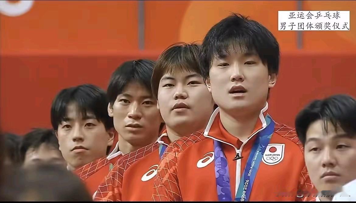又是高唱日本国歌，又是获胜后亲吻衣服上的日本国旗，比日本人还日本人。不知道的以为