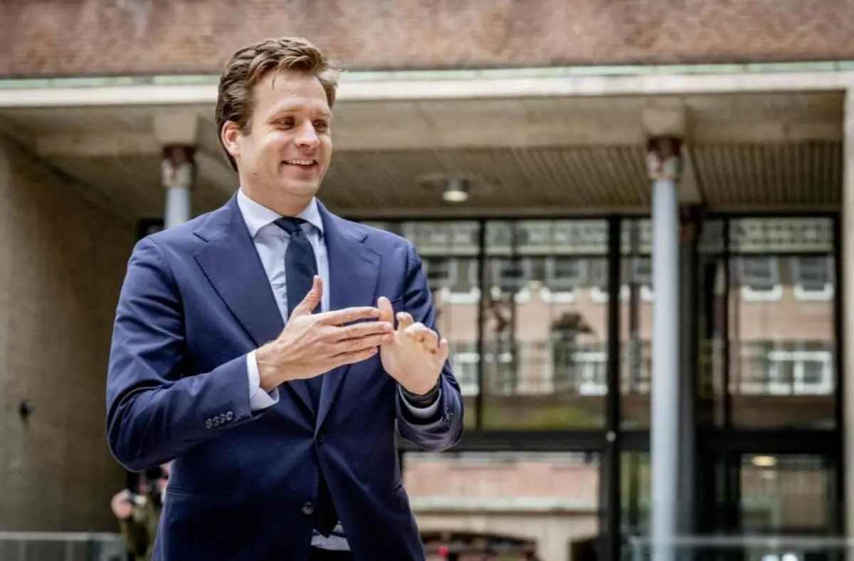 闻泰董事长放话，荷兰不还安世就索赔，80亿能吓住谁？2025年12月，闻泰科